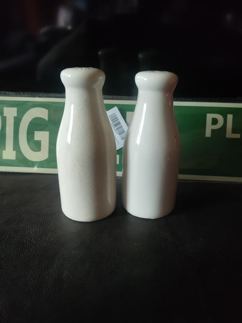 Farm fresh brand salt/pepper shakers (decorative)